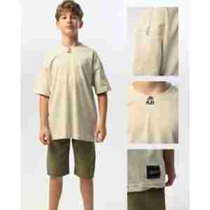 Dečak nosi modernu majicu za uzrast 9-14 godina