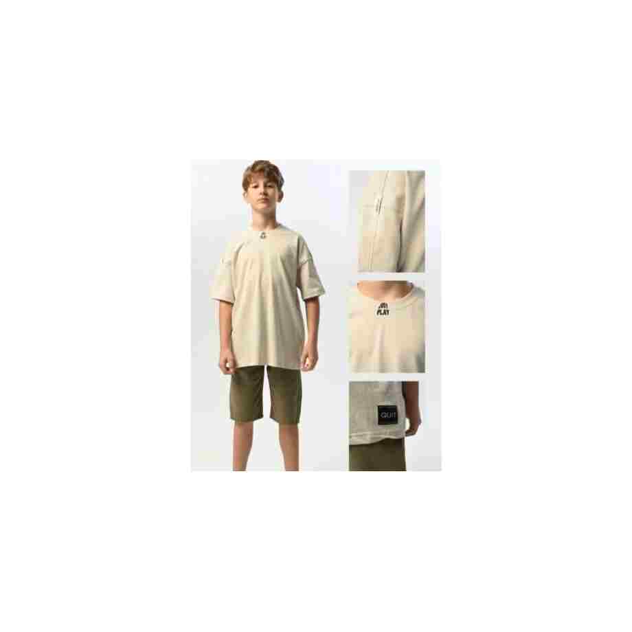 Dečak nosi modernu majicu za uzrast 9-14 godina