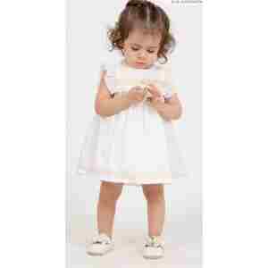 Devojčica u beloj haljinici sa čipkom