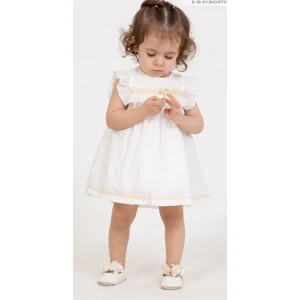 Devojčica u beloj haljinici sa čipkom