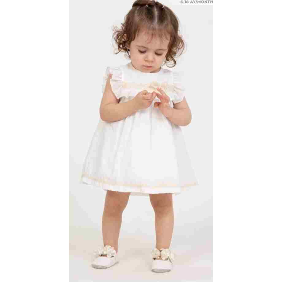 Devojčica u beloj haljinici sa čipkom