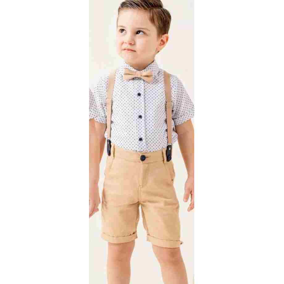 Dečak u elegantnom kompletu sa kratkim pantalonama i leptir mašnom