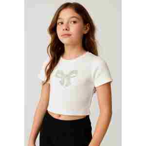 Devojčica nosi belu majicu sa mašnicom