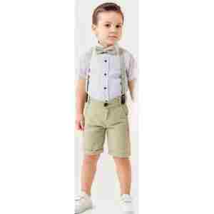 Dečak u elegantnom zelenom kompletu