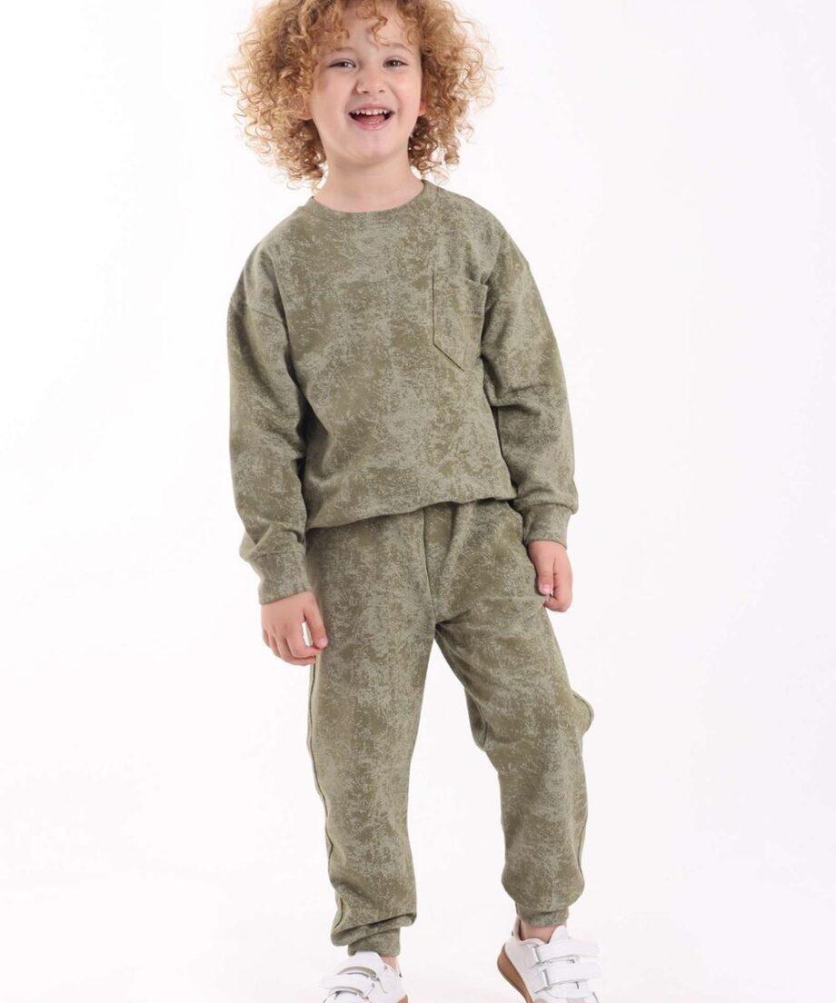 Dečak u modernoj zelenoj trenerici