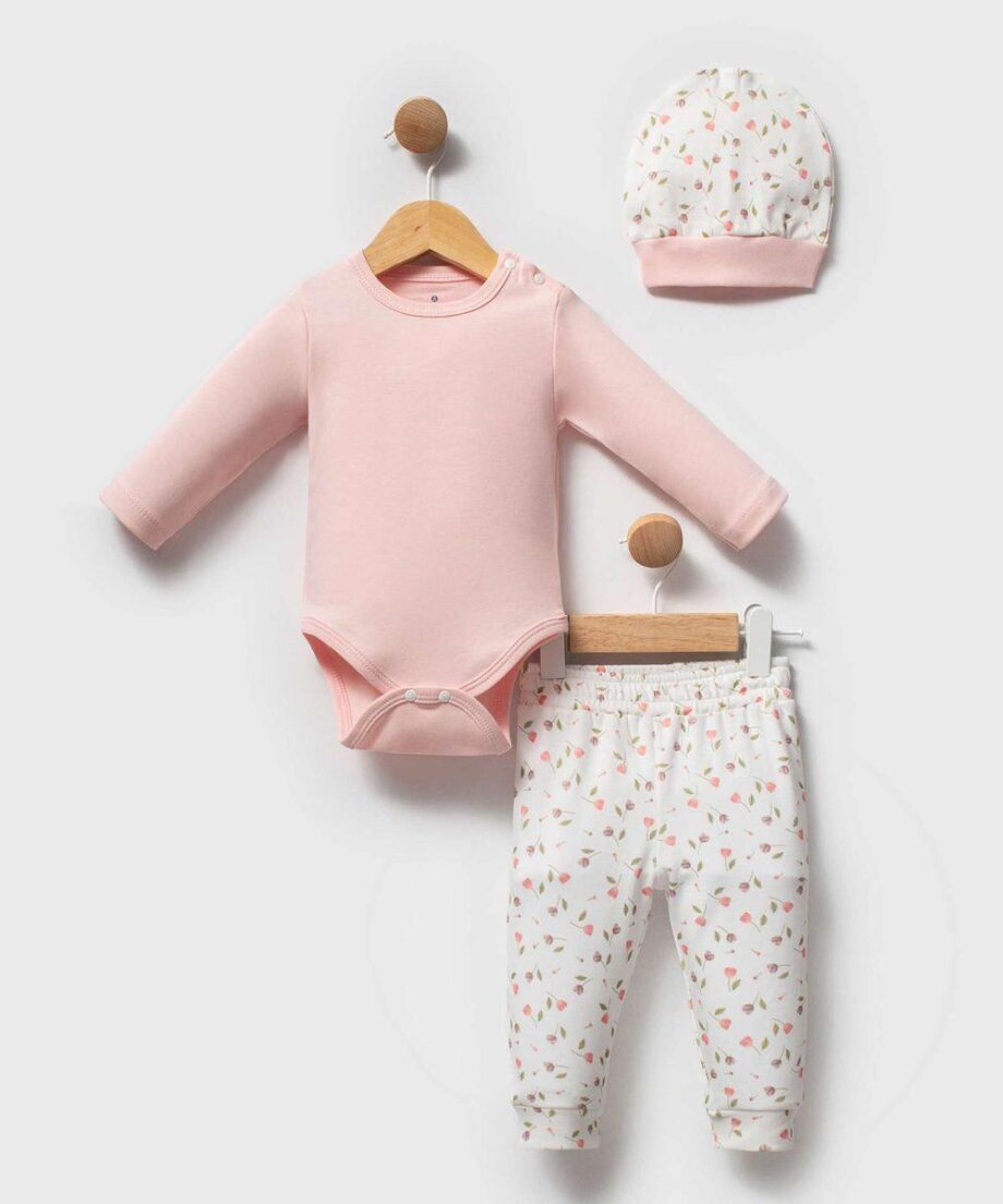 komplet za bebe sa bodijem i kapicom roze 0–6 meseci