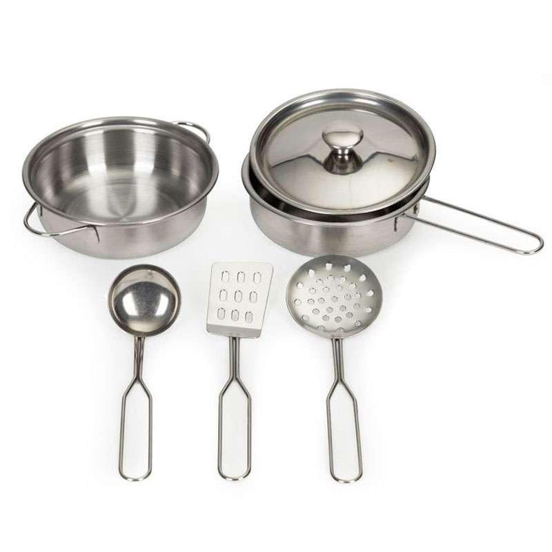 drvena kuhinja za igru sa posuđem i drvenim materijalom detalj