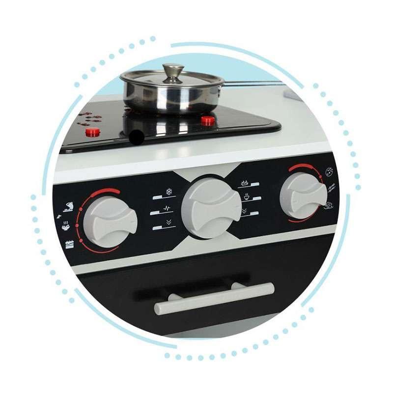 drvena kuhinja za igru sa posuđem i drvenim materijalom pogled sa strane