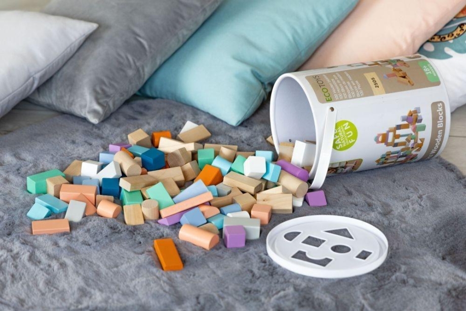 Drvene kocke 100 komada sa kanticom i sorterom ECOTOYS drvene kocke 100 komada sa kanticom i sorterom zadnja strana