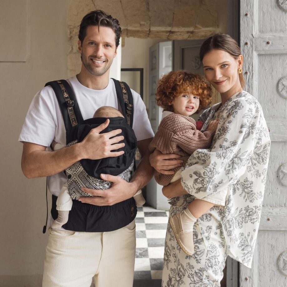 nosiljka HUGGY BIZUU lunar black za decu pogled sa strane