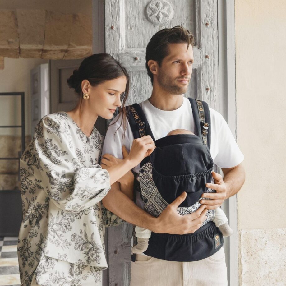 nosiljka HUGGY BIZUU lunar black za decu tekstura materijala