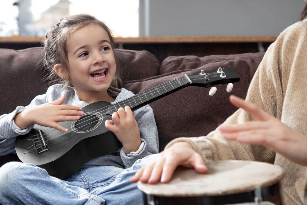 Ukulele gitara za decu 4 zice crna ukulele gitara za decu 4 žice crna pogled sa strane