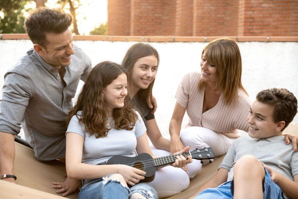 Ukulele gitara za decu 4 zice crna ukulele gitara za decu 4 žice crna zadnja strana