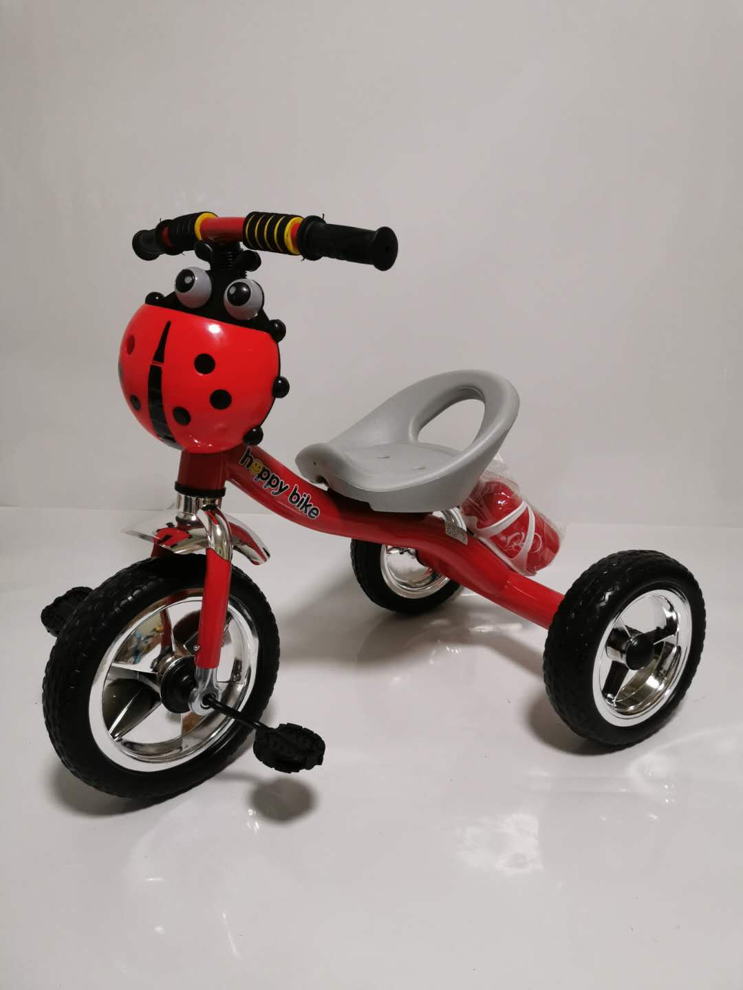 tricikl za decu sa bubamarom crveni detalj