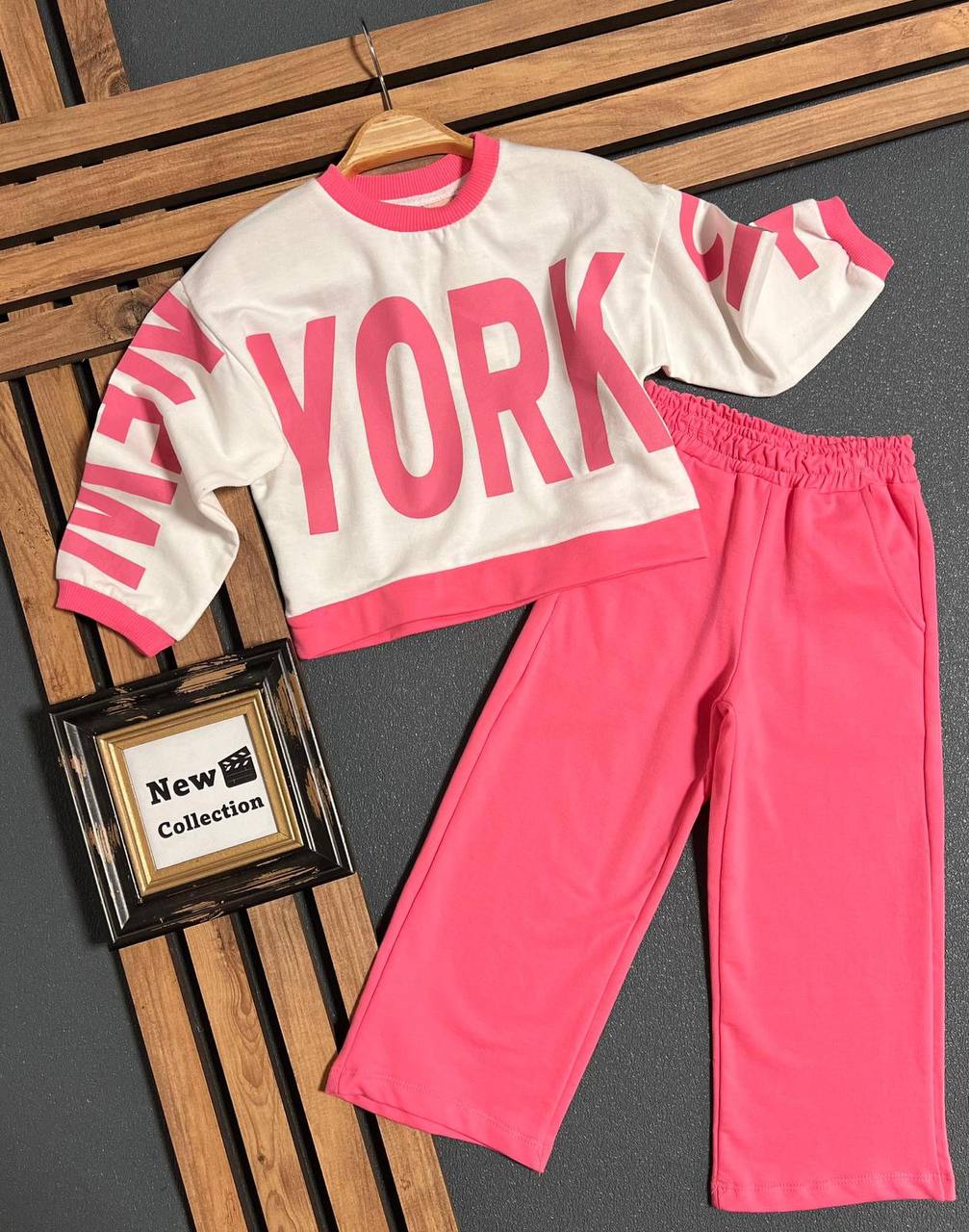 trenerka za devojčice new york city sa modernim printom i širim pantalonama roze