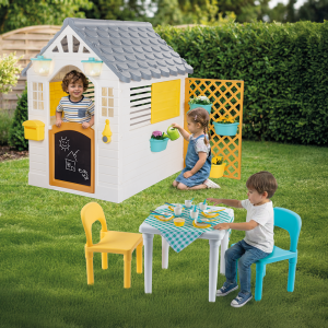 kućica sa stolom i stolicama dolu u dvorištu sa žaluzinama i ogradom