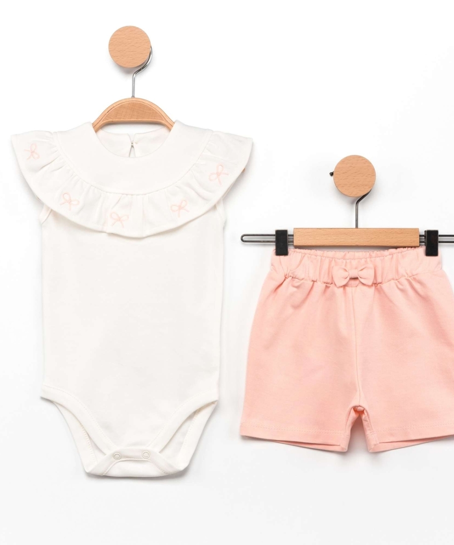 Komplet bodi-šorc za bebe 03-12 meseci pruža udobnost, nežan materijal i elegantan izgled za toplije dane