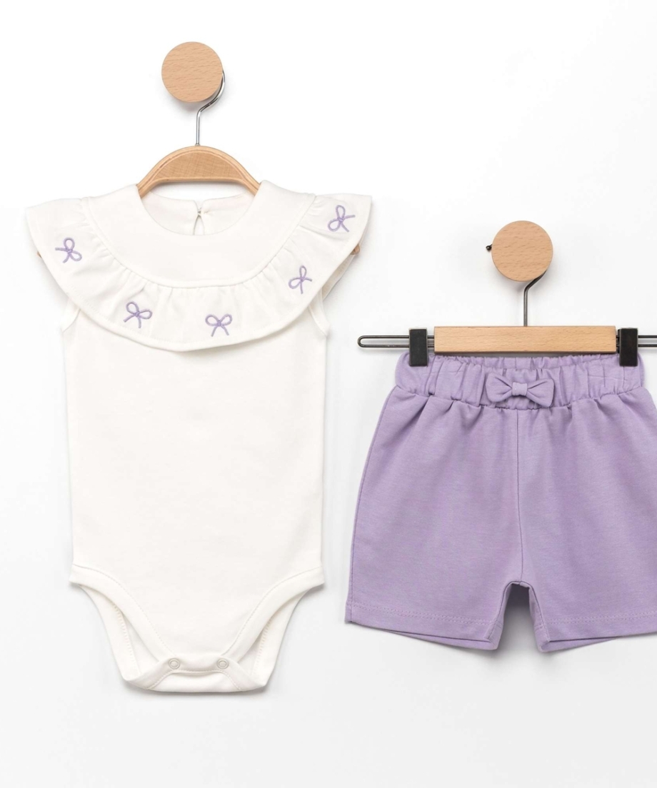 komplet-bodi-sorc-za-bebe-03-12-meseci-sa-karner-detaljima7 Komplet bodi-šorc za bebe 03-12 meseci pruža udobnost, nežan materijal i elegantan izgled za toplije dane