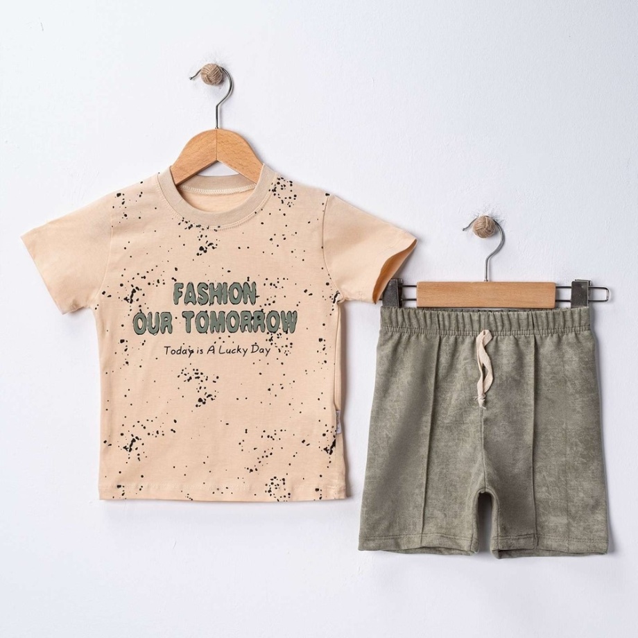 komplet majica i šorc fashion zeleni za dečake sa natpisom