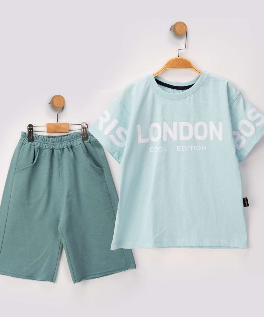 Komplet majica i šorc London svetlo plavi Komplet majica i šorc London, svetlo plava majica i tirkizni šorc za dečake