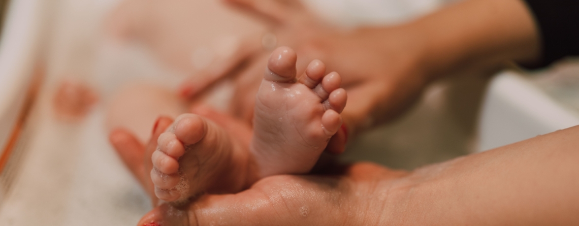 Kupanje bebe u kadici — temperatura vode i oprema za kupanje novorođenčeta