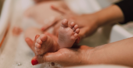 Kupanje bebe u kadici — temperatura vode i oprema za kupanje novorođenčeta