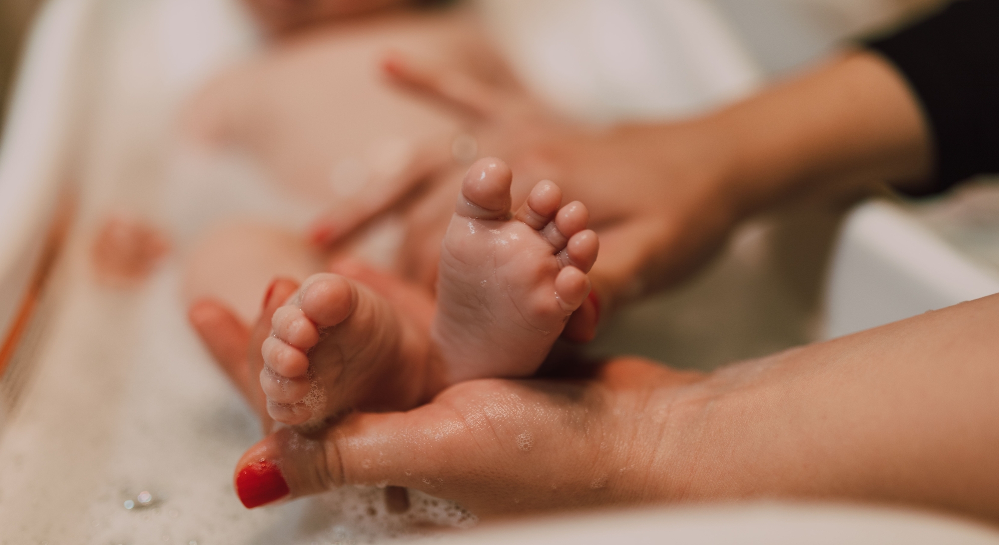 Kupanje bebe u kadici — temperatura vode i oprema za kupanje novorođenčeta