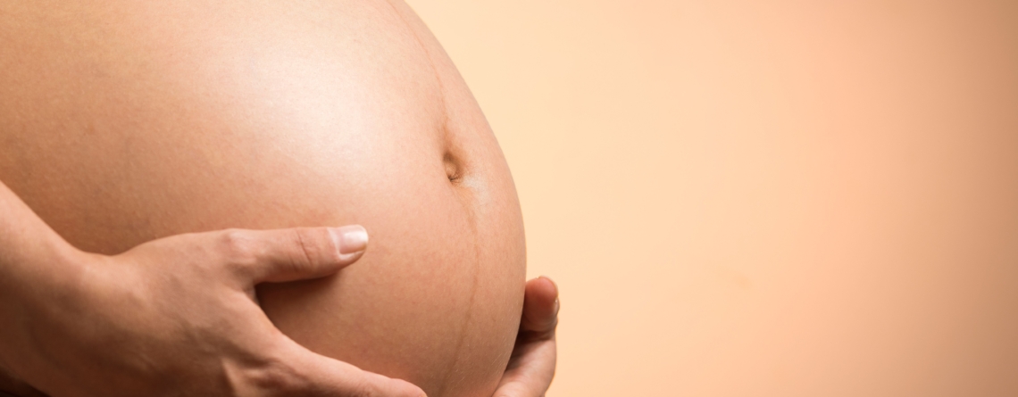 Trudnoća ,Trudna mama drži stomak — kompletan vodič kroz trudnoću