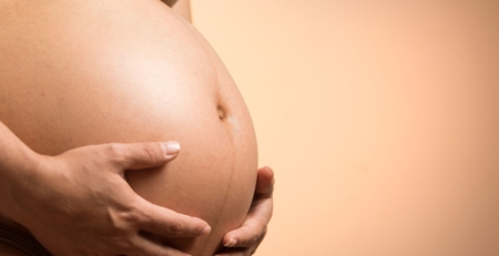 Trudnoća ,Trudna mama drži stomak — kompletan vodič kroz trudnoću
