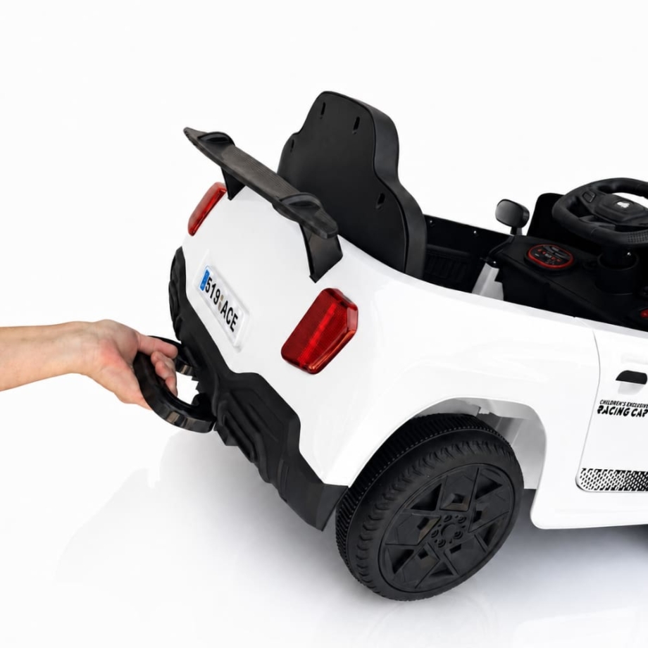 Automobil na akumulator Ace One beli sa sigurnosnim pojasom