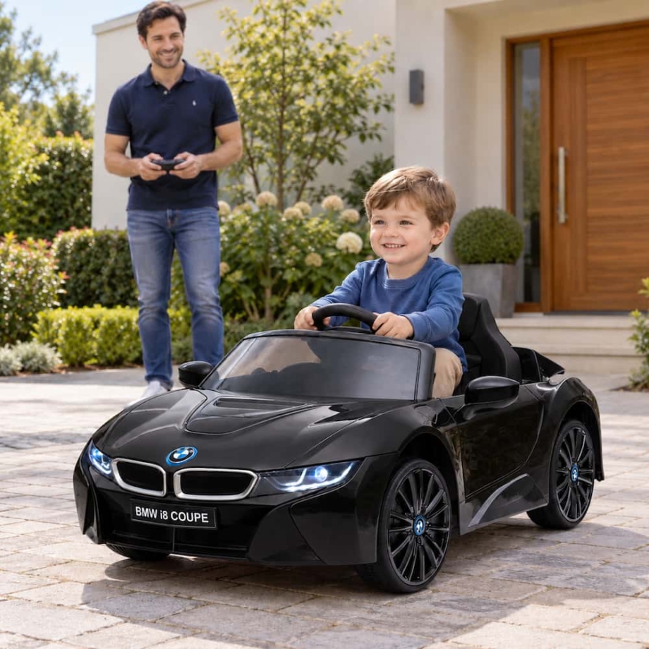 BMW-i8-Concept-Crni-prednji-prikaz-sa-detetom.jpg BMW i8 Concept Crni